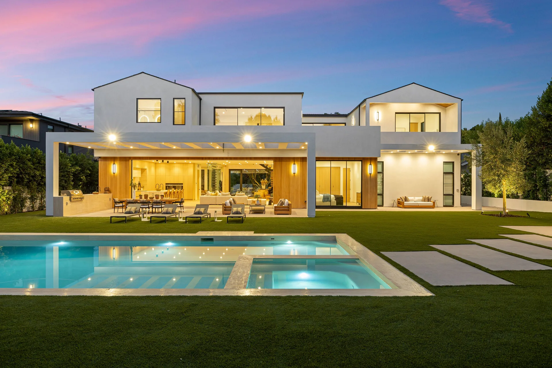 Akşam ışıklarıyla aydınlatılmış havuzlu villa
