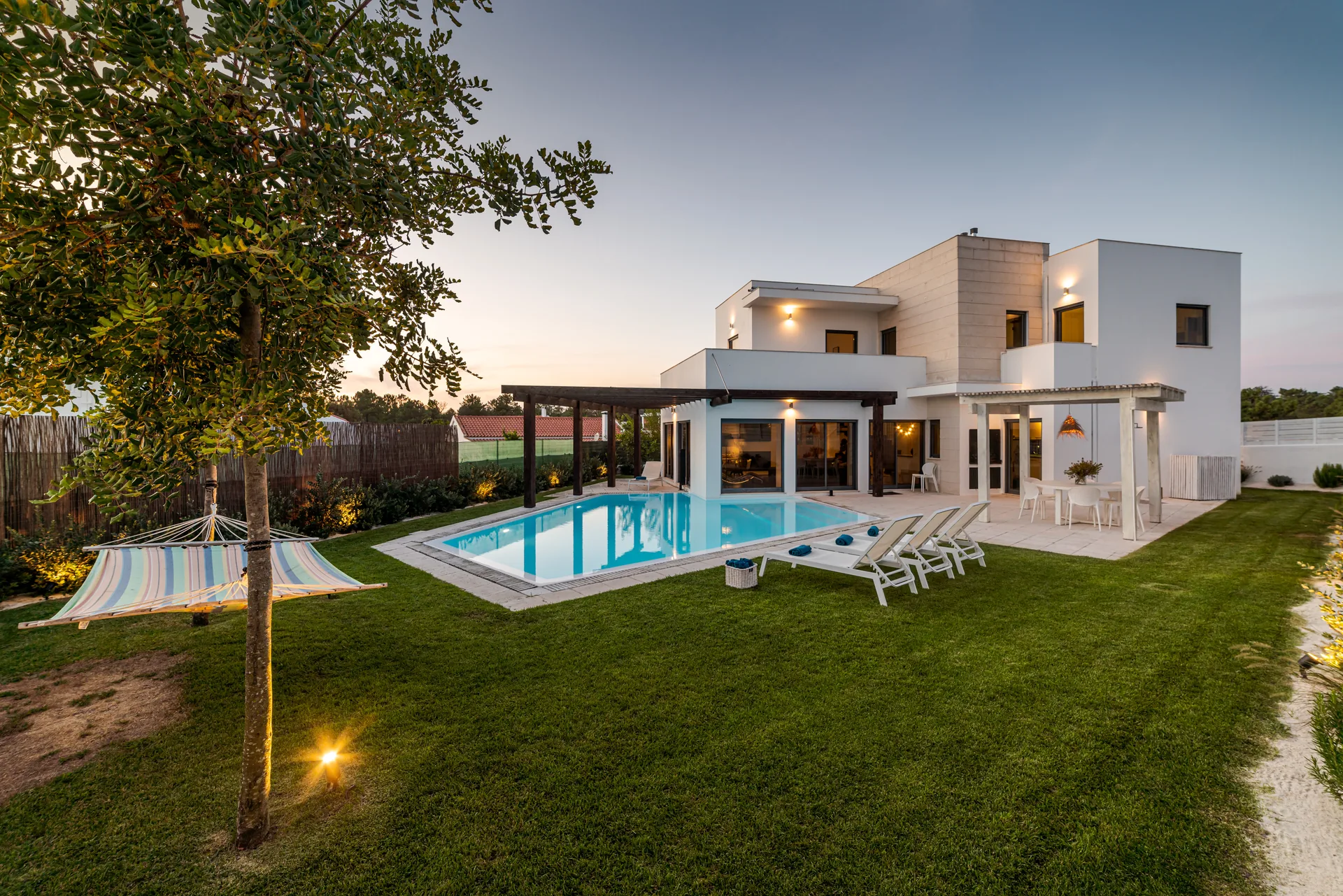 Havuzlu modern villa yaşamı